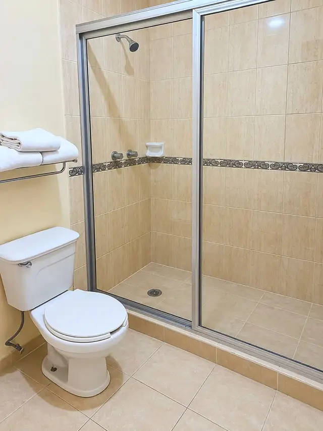 Baño con regadera amplia