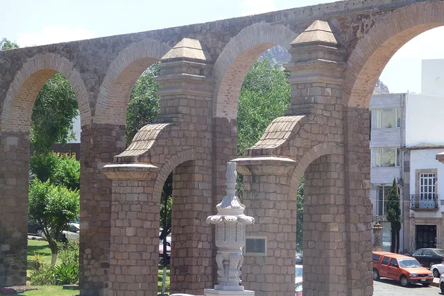 Acueducto El Cubo y Parque Enrique Estrada